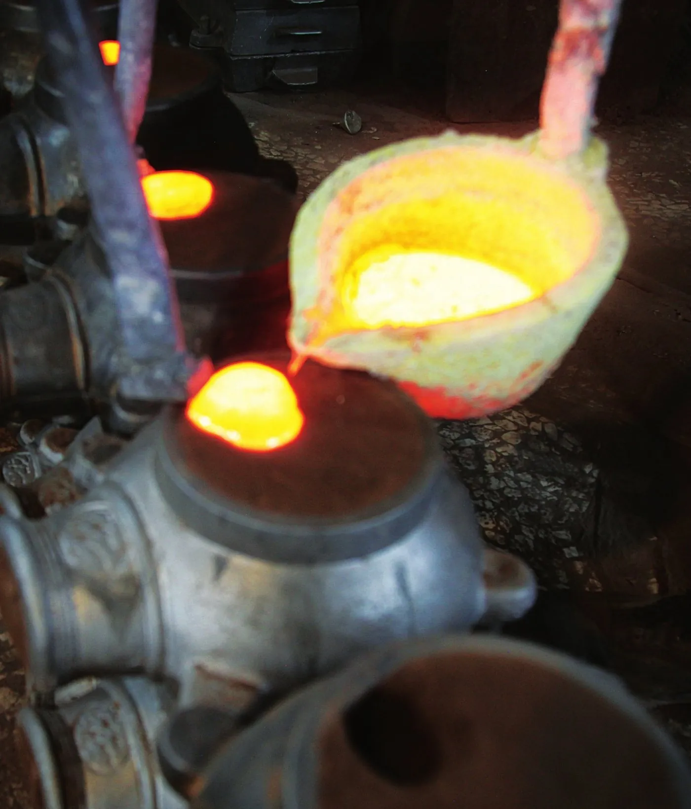 Döküm atölyesinde potadan dökülen erimiş metal