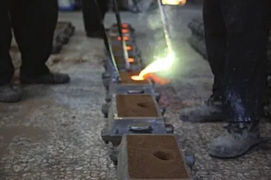 Kum kalıplara metal dökümü